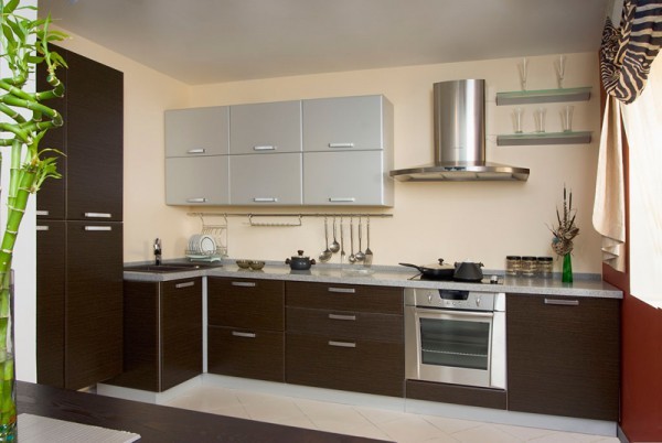 Dapur dengan furnitur pengaturan tipe