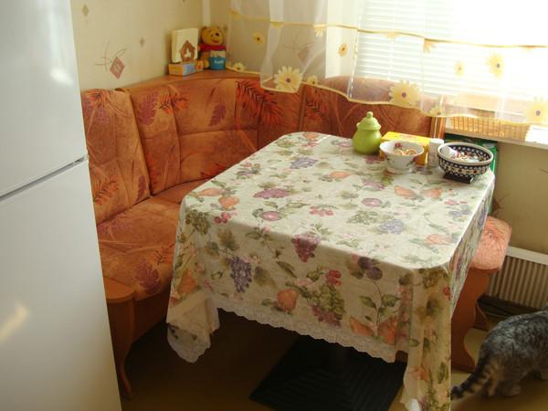 Kerugian utama sudut dengan meja persegi adalah memakan banyak ruang, untuk dapur kecil ini sangat penting
