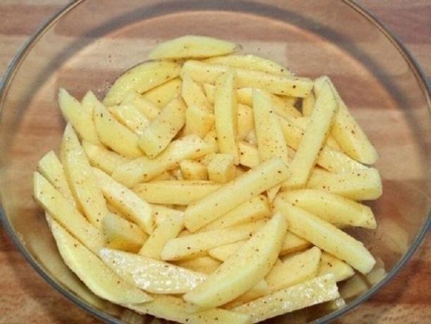 French fries tanpa tetesan lemak, yang dapat dengan aman disiapkan untuk anak-anak setidaknya setiap hari