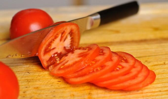 Tomat dipotong menjadi lingkaran.