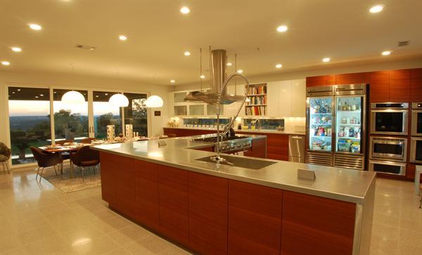 dapur dengan lemari es built-in