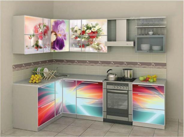 dapur dengan cetakan foto pada fasad