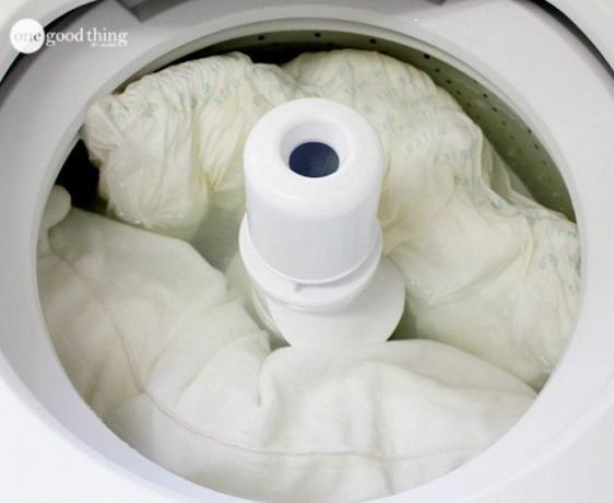 cara yang efektif, bagaimana untuk mendapatkan seprai putih dan bantal