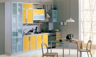 warna kuning di interior dapur