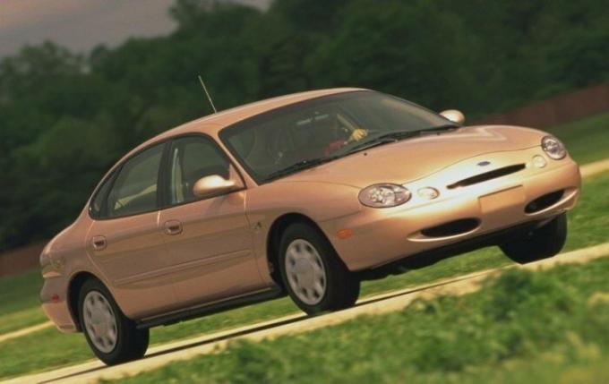 Ford Taurus pada tahun 1996 tidak berbeda penampilan menarik. | Foto: cheatsheet.com.