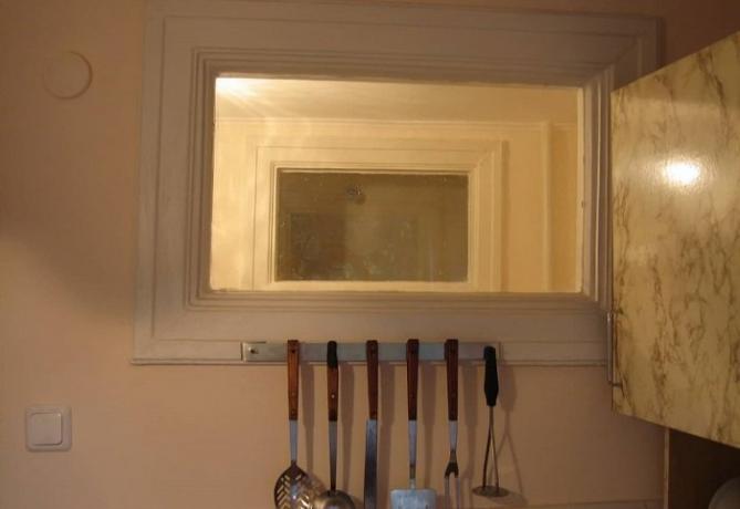 Jendela antara dapur dan kamar mandi yang diperlukan untuk pencahayaan alami yang kedua.