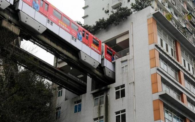 Di kota Cina kereta Chongqing dijalankan melalui rumah.