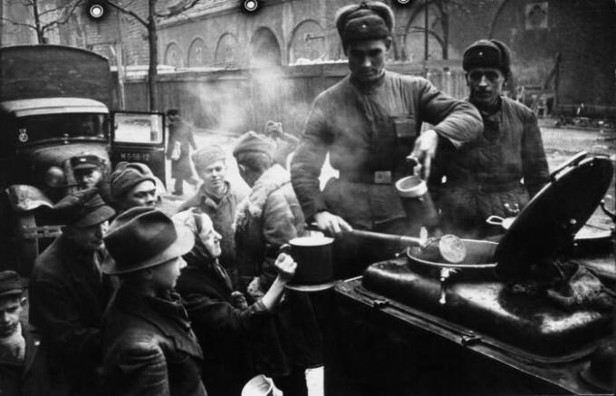Makanan selama mahal perang. | Foto: album Militer.