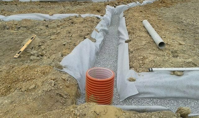 Untuk melindungi pipa dari penyumbatan bumi, pasir, dan bahan halus lainnya, mereka harus dibungkus geotextile
