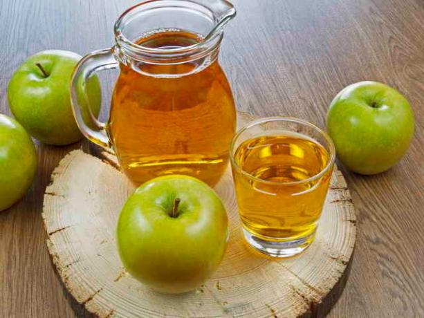 Untuk mempersiapkan buatan sendiri minuman vitamin, mengambil varietas akhir apel © ofazende.ru