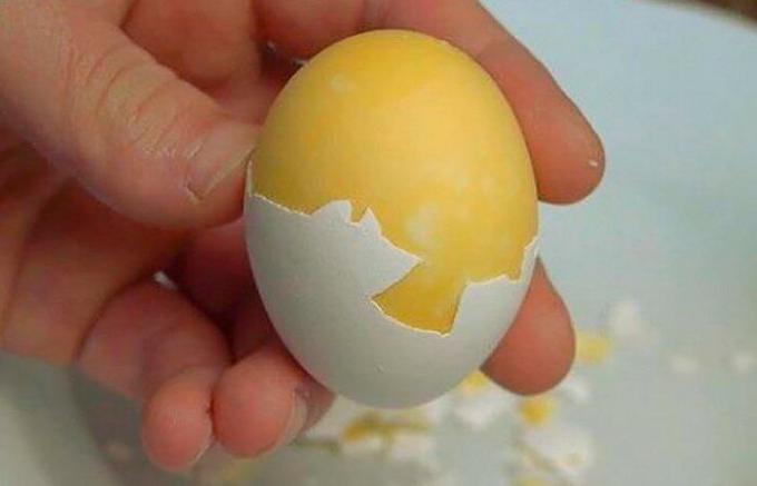 Cara merebus telur kuning keluar.