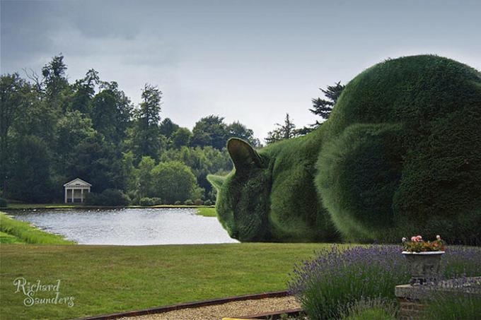 Topiary hijau dalam bentuk kucing besar.