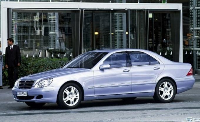 W220 - model unggulan dari Mercedes-Benz Perusahaan di akhir 1990-an. | Foto: avtorinok.ru.