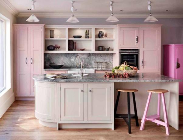 Duo unit dapur pink dan hiasan dinding mutiara