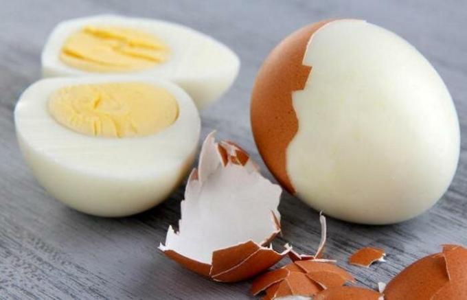 Cara memasak telur untuk shell turun tanpa masalah.