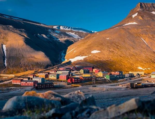 Lanskap utara khususnya kota Longyearbyen di Spitsbergen.