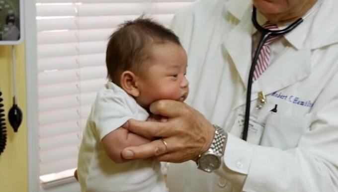 Bagaimana untuk menenangkan bayi yang menangis selama beberapa detik: dokter anak Council dengan 30 tahun pengalaman