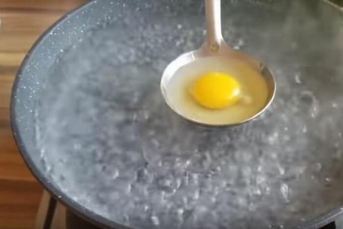 Tuangkan telur. / Foto: youtube.com. 