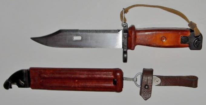 Bayonet ke AKM Rusia dan AK74. | Foto: ru.wikipedia.org. 