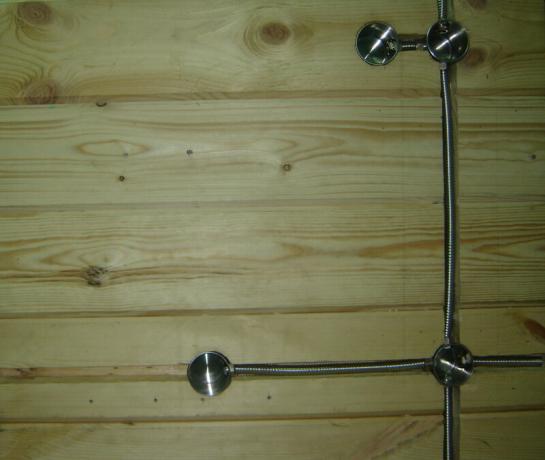 Gambar 3: Logam Lampiran di dinding kayu
