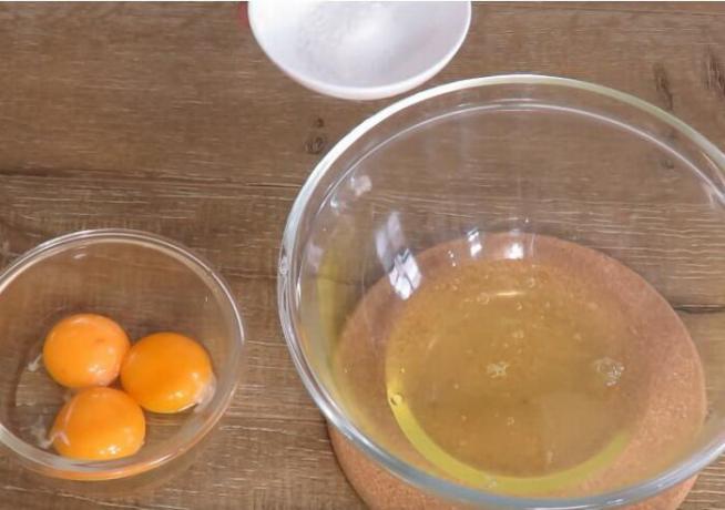 Untuk telur dadar Perancis protein perlu menggoyang secara terpisah.