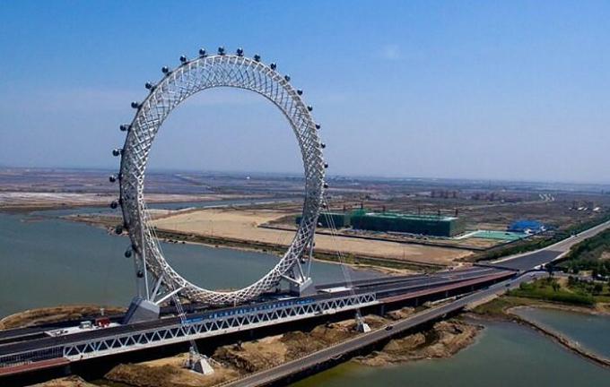 Poros bebas Ferris wheel di kota Weifang. 