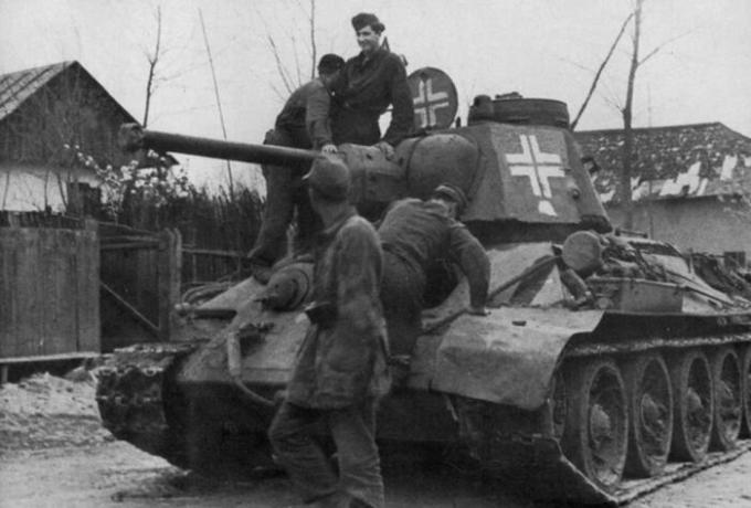 Trophy T-34 salib dan dikenakan pasukan tank Jerman. | Foto: ya.ru. 