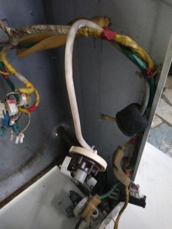 Bagaimana sistem kontrol dari tingkat air di tangki mesin cuci?