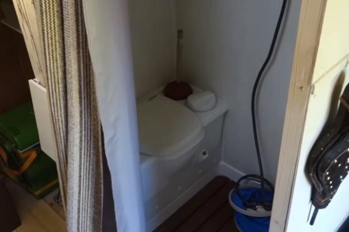 Kompos toilet di sebuah rumah di atas roda.