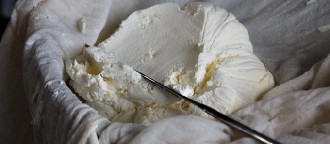 Mix yoghurt dan krim asam dan bungkus dalam kain katun tipis.