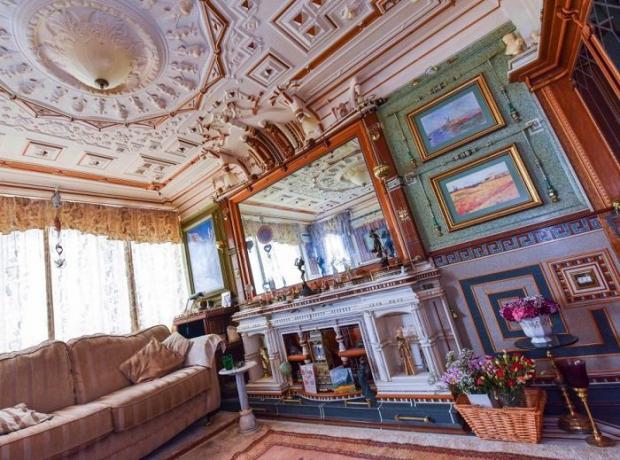 Adrian Rehman mengatakan bahwa apartemennya mengingatkan Istana Versailles.