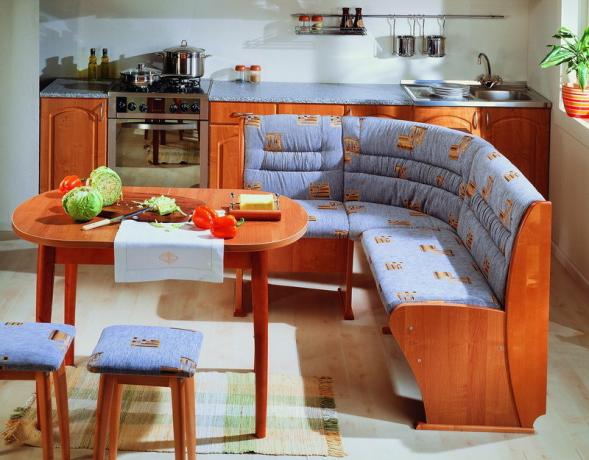 Sofa dapur sudut yang bergaya akan secara efektif menghiasi interior dan membuatnya jauh lebih praktis.