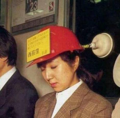 Jepang sering jadi lelah bahwa aku tertidur bahkan berdiri di angkutan umum. / Foto: humourdemecs.com