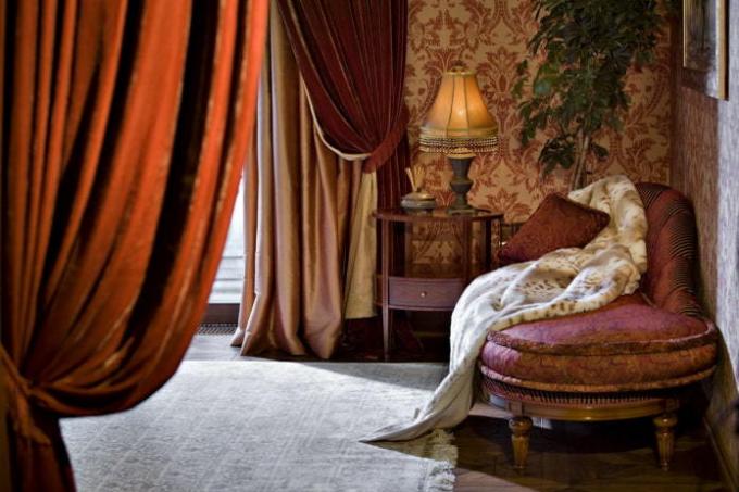 Tirai beludru akan sangat cocok dengan interior oriental rumah Anda