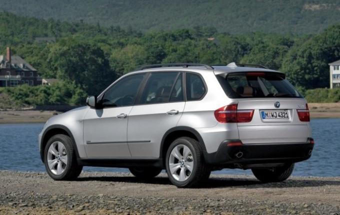 Mid-size mewah Crossover BMW X5 generasi kedua. | Foto: autodmir.ru.