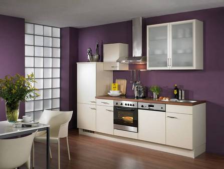 Dapur modern dengan headset putih dengan latar belakang dinding ungu