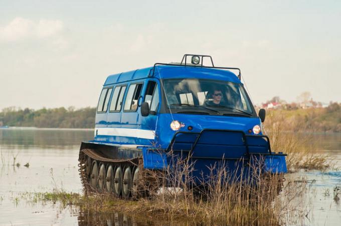 kendaraan dilacak GAZ-34039 "Irbis" di tepi pantai.