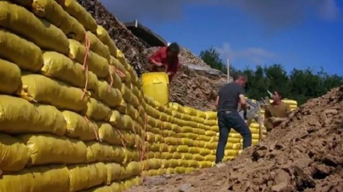 Pembangunan dinding tanah. | Foto: thesun.co.uk.