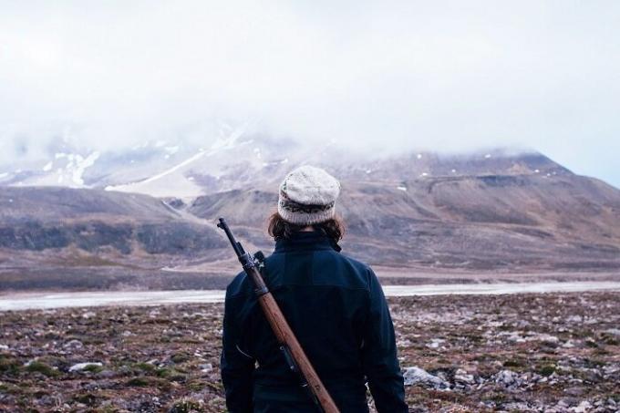 Pada berjalan, Anda dapat pergi hanya dengan senapan (Longyearbyen, Norwegia).