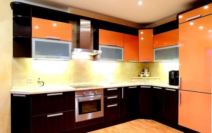 desain dapur dalam warna oranye