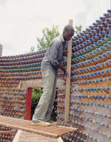 Rumah dari botol plastik pemuda memutuskan untuk melakukan bentuk bulat. | Foto: ezermester.hu.