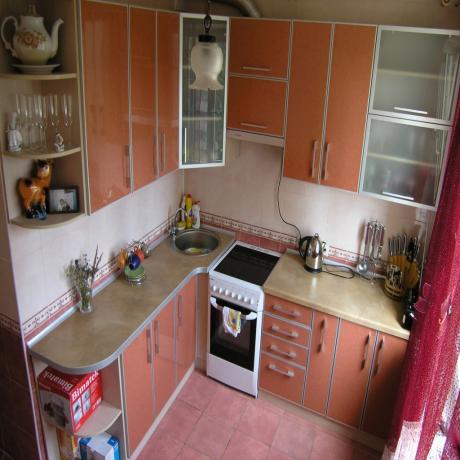 Cara melengkapi dapur kecil (45 foto) 5 meter persegi dengan tangan Anda sendiri: petunjuk video untuk mengatur ruang dapur kecil, foto dan harga