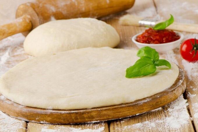Air dapat ditambahkan ke adonan ketika membuat roti atau pizza.