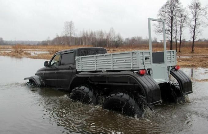 "Yamal" dengan mudah meningkatkan tempat penyeberangan, dan beberapa model bahkan bisa berenang. | Foto: uazbuka.ru.