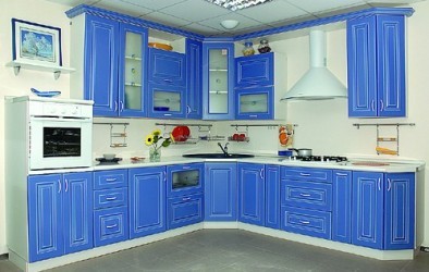 Bahkan dapur berwarna biru, dengan corak yang tepat, dapat menciptakan kenyamanan dan kesenangan tanpa menimbulkan rasa lelah dan iritasi.