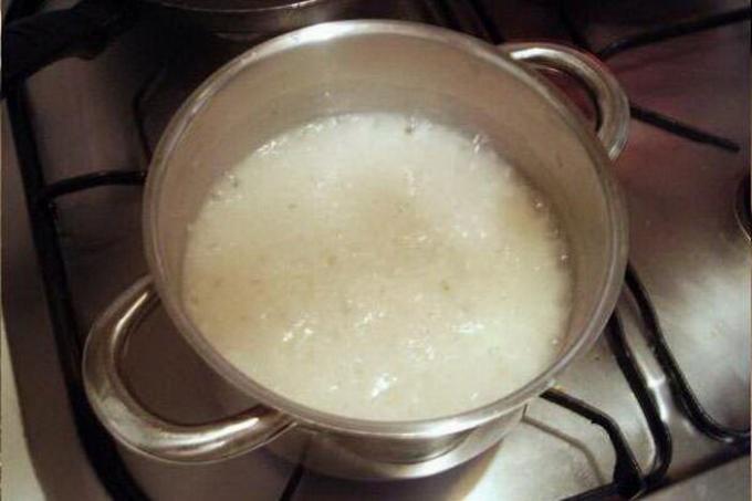 Cara terbaik adalah untuk memasak nasi dalam panci dengan dasar tebal.