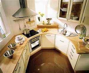 Bahkan dapur yang sangat kecil dengan bentuk yang rumit dapat dibuat nyaman.