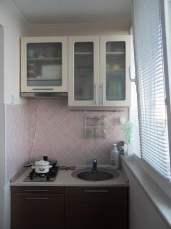 desain dapur untuk dapur dengan balkon