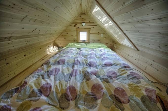 Double bed di bawah atap.