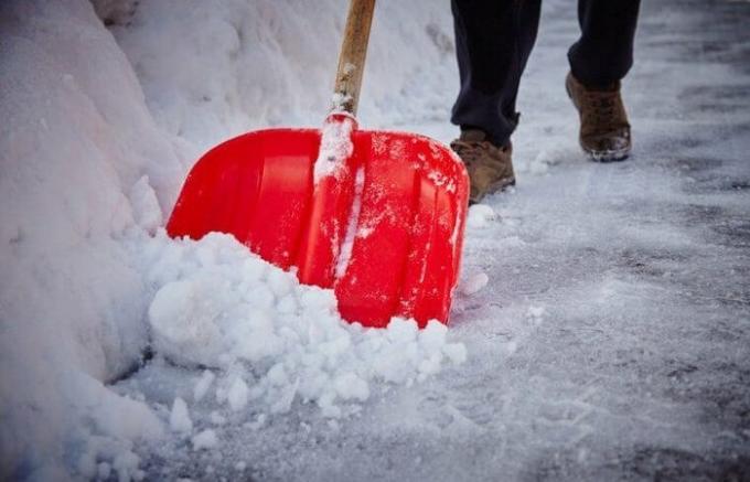 Cara mudah untuk melelehkan es dan salju dari trek untuk membersihkan rumah atau garasi